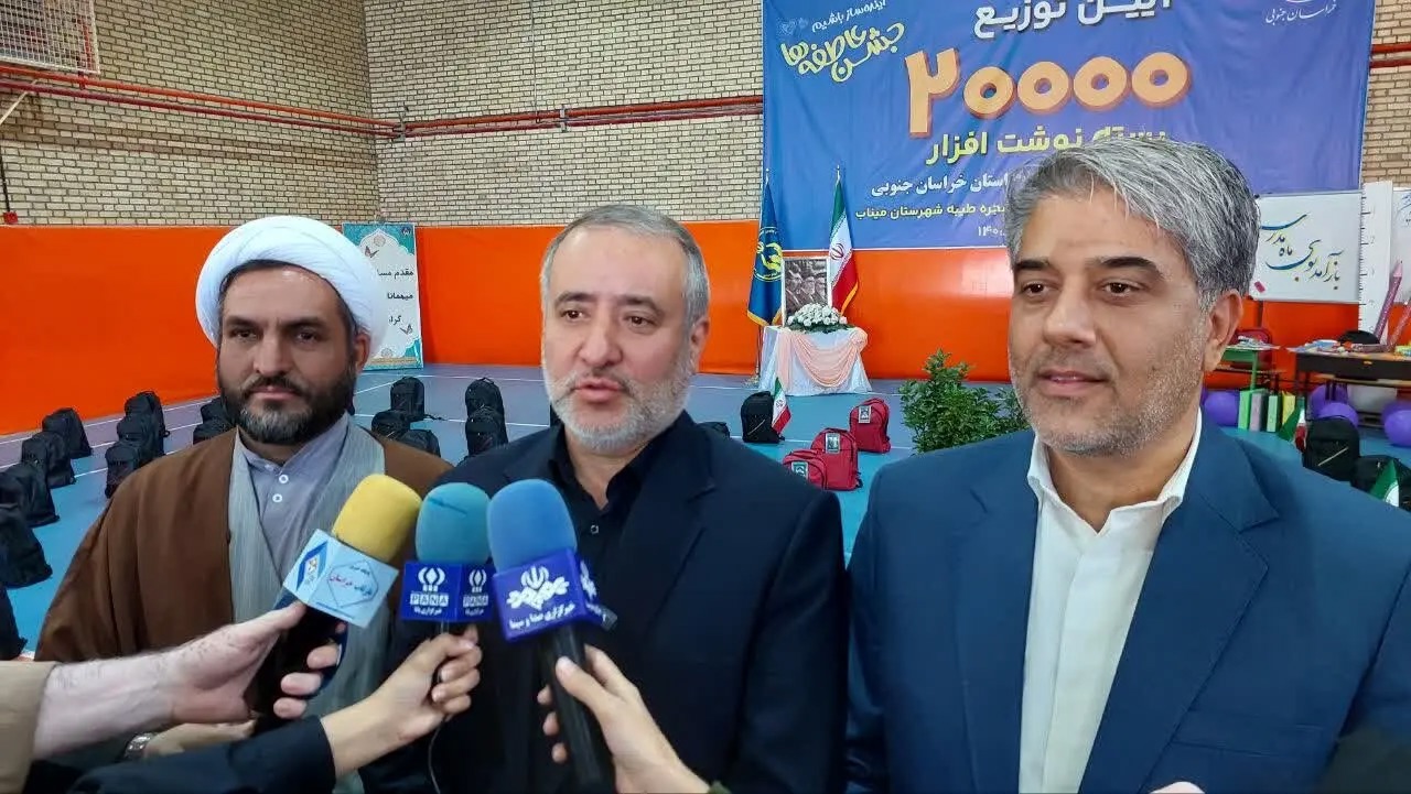 همه دانش‌آموزان تحت پوشش کمیته امداد خراسان جنوبی نوشت‌افزار دریافت می‌کنند