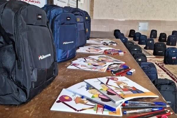 توزیع ۱۶۶۰ بسته لوازم‌ تحریر میان دانش آموزان کم برخوردار خراسان‌شمالی