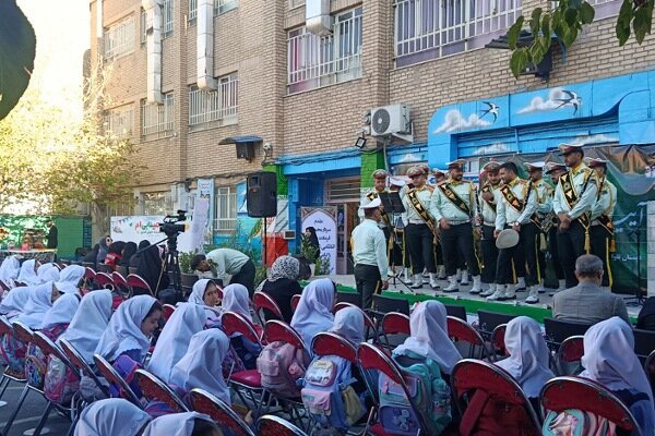 زنگ مهر و مقاومت در بیرجند نواخته شد؛ دانش‌آموزان میراث‌دار ایثار شهدا
