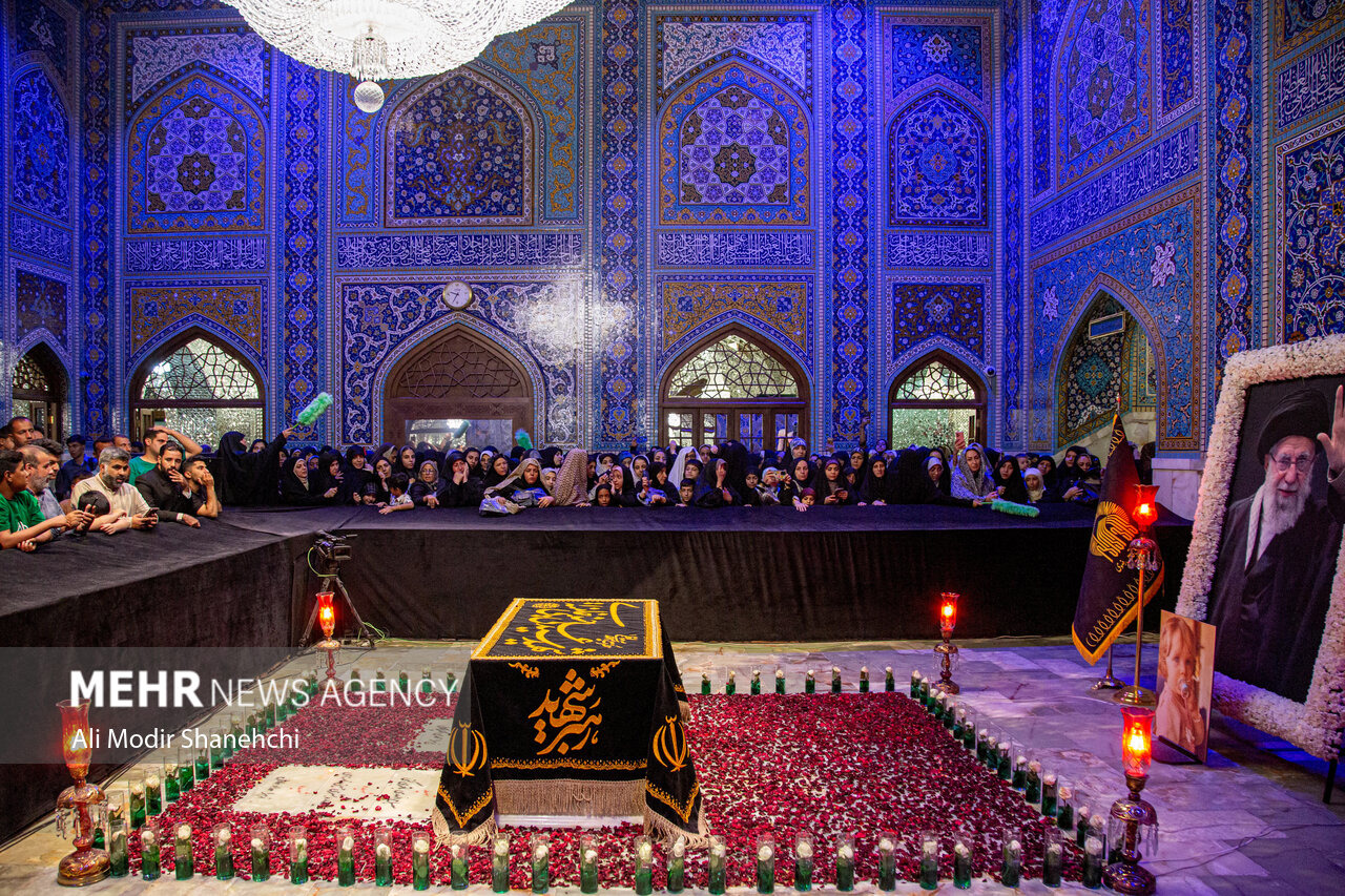 تجدید عهد جمعی از پرسنل ارتش جمهوری اسلامی ایران با رهبر شهید