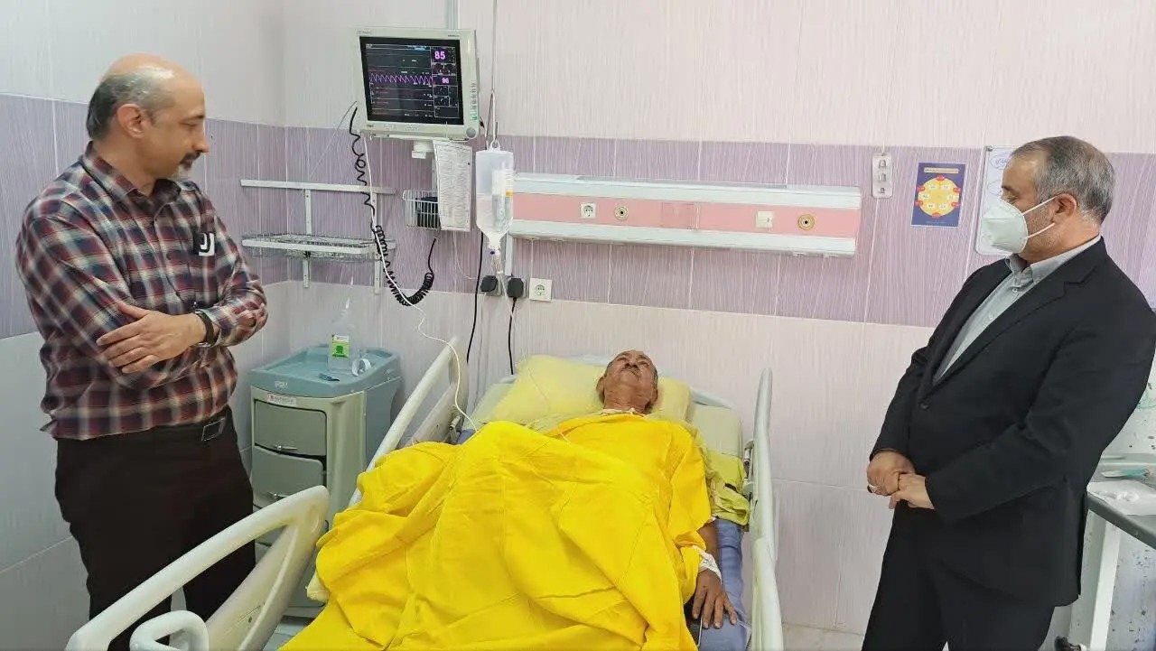 عیادت استاندار خراسان جنوبی از مصدومان حادثه حریق اتوبوس زابل- مشهد