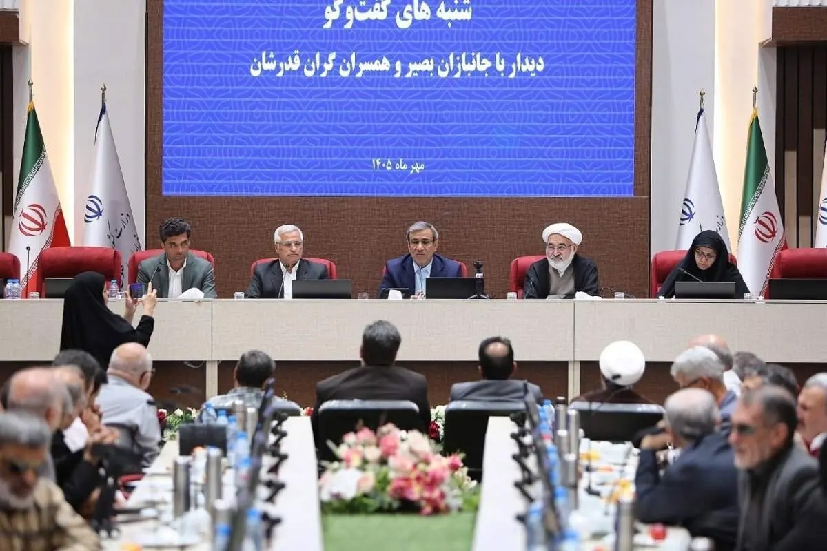 دیدار استاندار و مدیران کل خراسان رضوی با جانبازان بصیر و خانواده‌هایشان