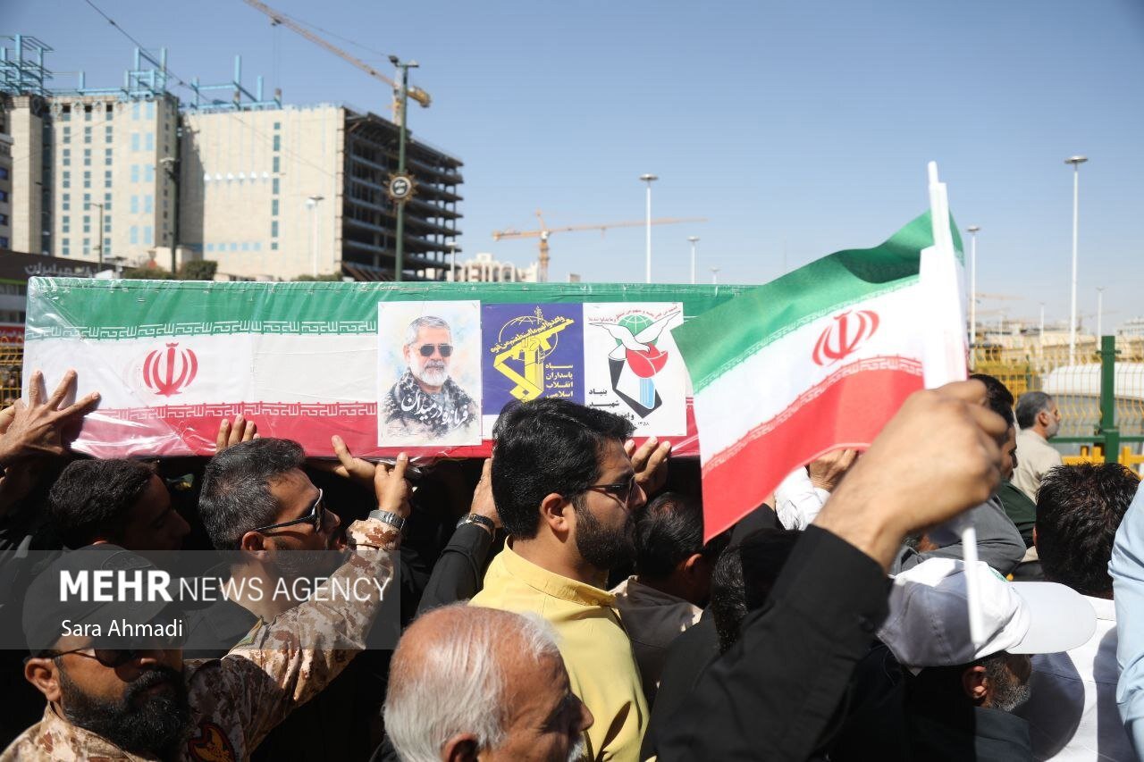 حضور پرشور مشهدی ها در مراسم تشییع پیکر مطهر سردار حسین ظریفی