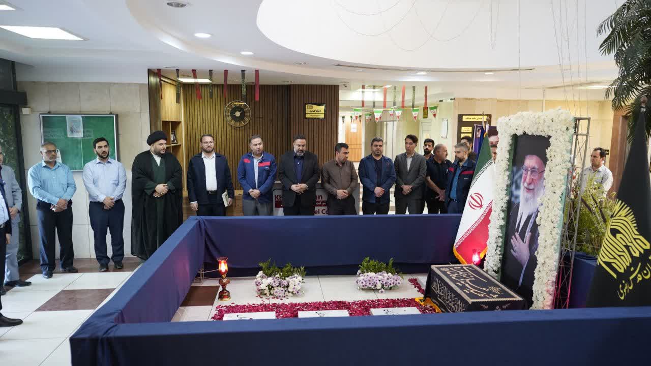 رونمایی از نماد مزار رهبر شهید انقلاب و اهل بیت ایشان در شرکت فولاد اکسین خوزستان