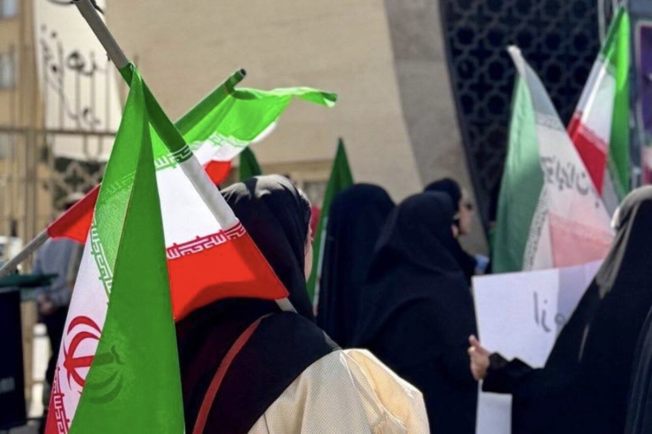 اجتماع دانشجویان دانشگاه آزاد اسلامی مشهد همراه با اهتزاز پرچم