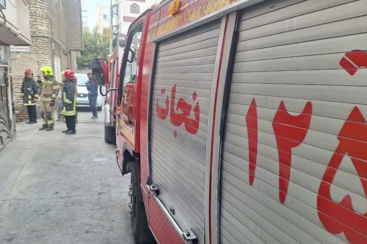 حریق مسافرخانه در خیابان آیت‌الله بهجت مشهد مهار شد