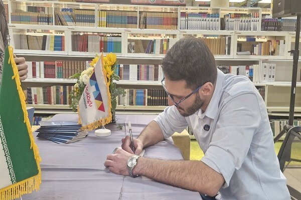جشن امضای چاپ پنجم مجموعه شعر «گفتم بمان»