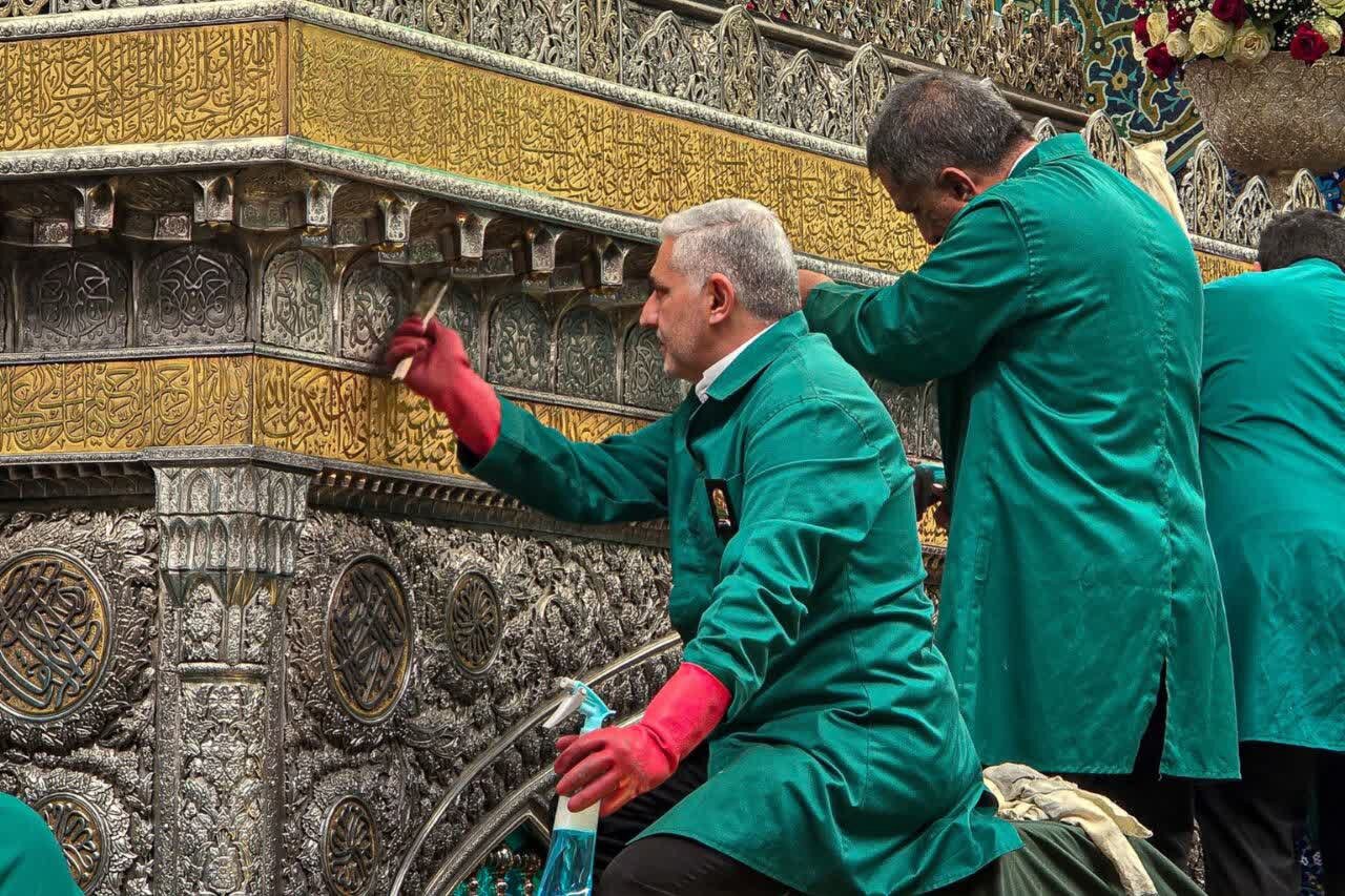 تنظیف ضریح مطهر امام رضا علیه‌السلام