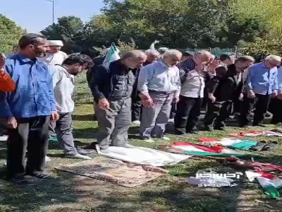 اقامه نماز در حاشیه بزرگ‌ترین زنجیره انسانی جان‌فدا در مشهد