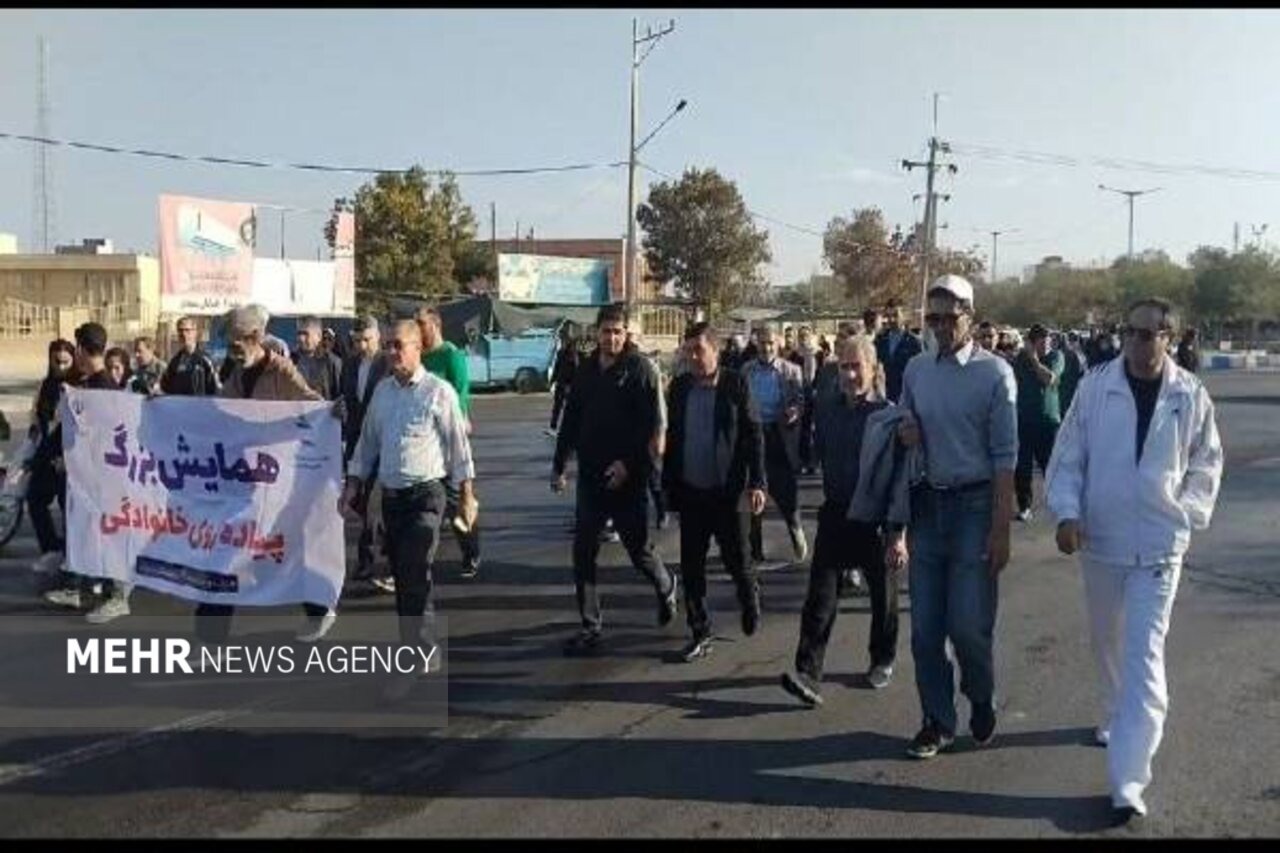 پیاده‌روی خانوادگی در شیروان