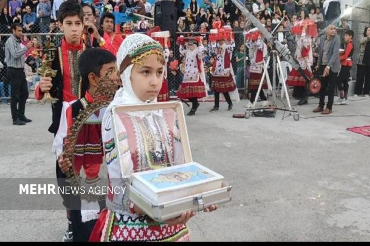 مراسم سنتی خنچه برون در جشنواره سیب شیروان برگزار شد
