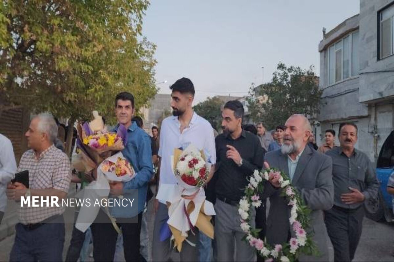 آیین استقبال از علی‌ حاجی‌پور ملی پوش والیبال در فاروج