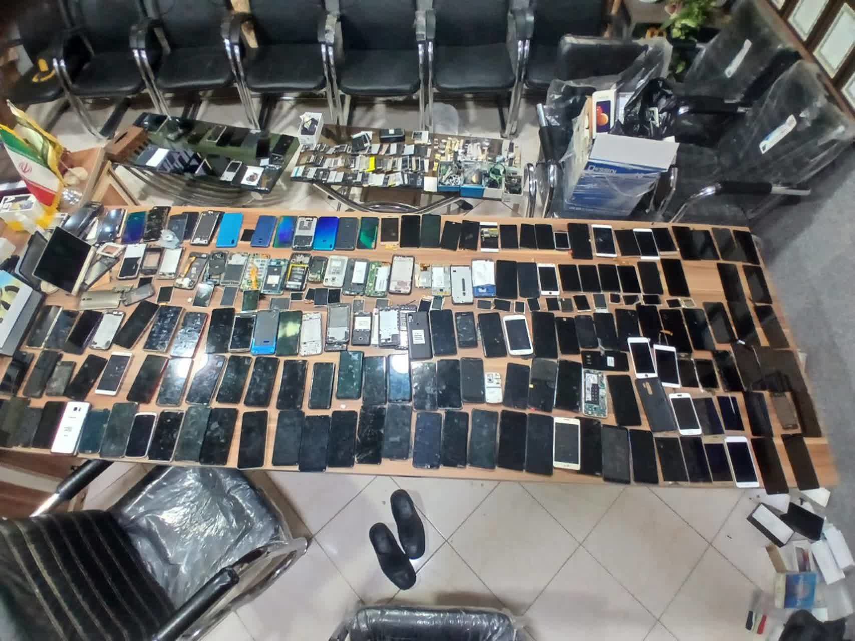 کشف باند جعل کارت و ضبط ۲۳۰ دستگاه گوشی موبایل در بخش رضویه مشهد