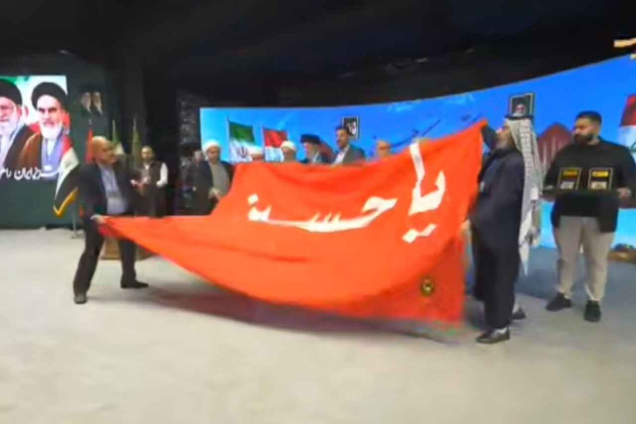 پرچم سرخ حسینی هدیه‌ای از کربلا به حرم امام رضا(ع)