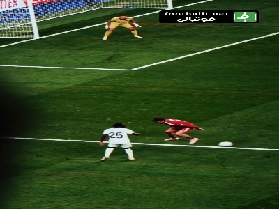 آردا گولر و خلق یک اثر هنری مقابل سویا