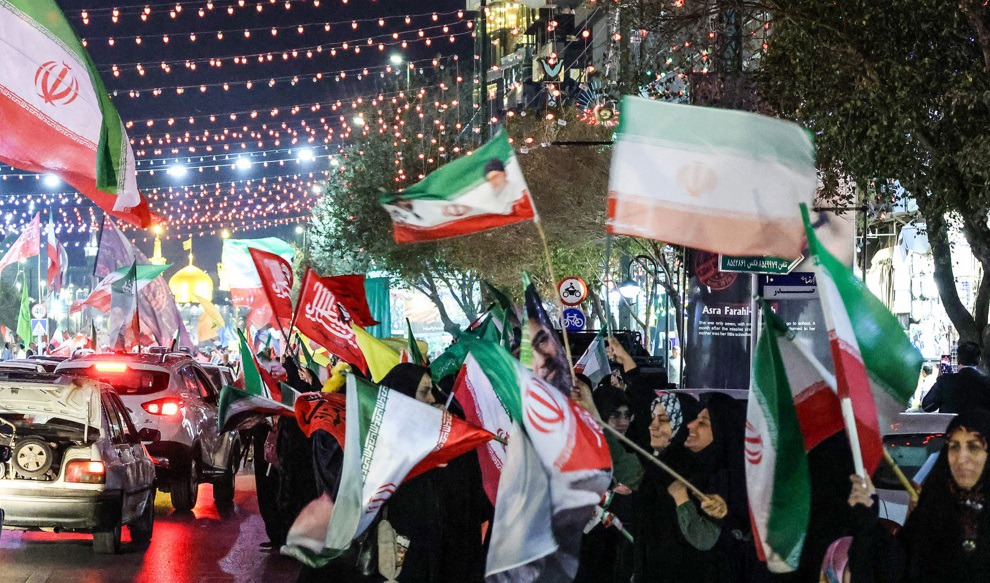تشکیل بزرگترین زنجیره انسانی مشهدی‌ها به طول ۱۰ کیلومتر در حمایت از ایران
