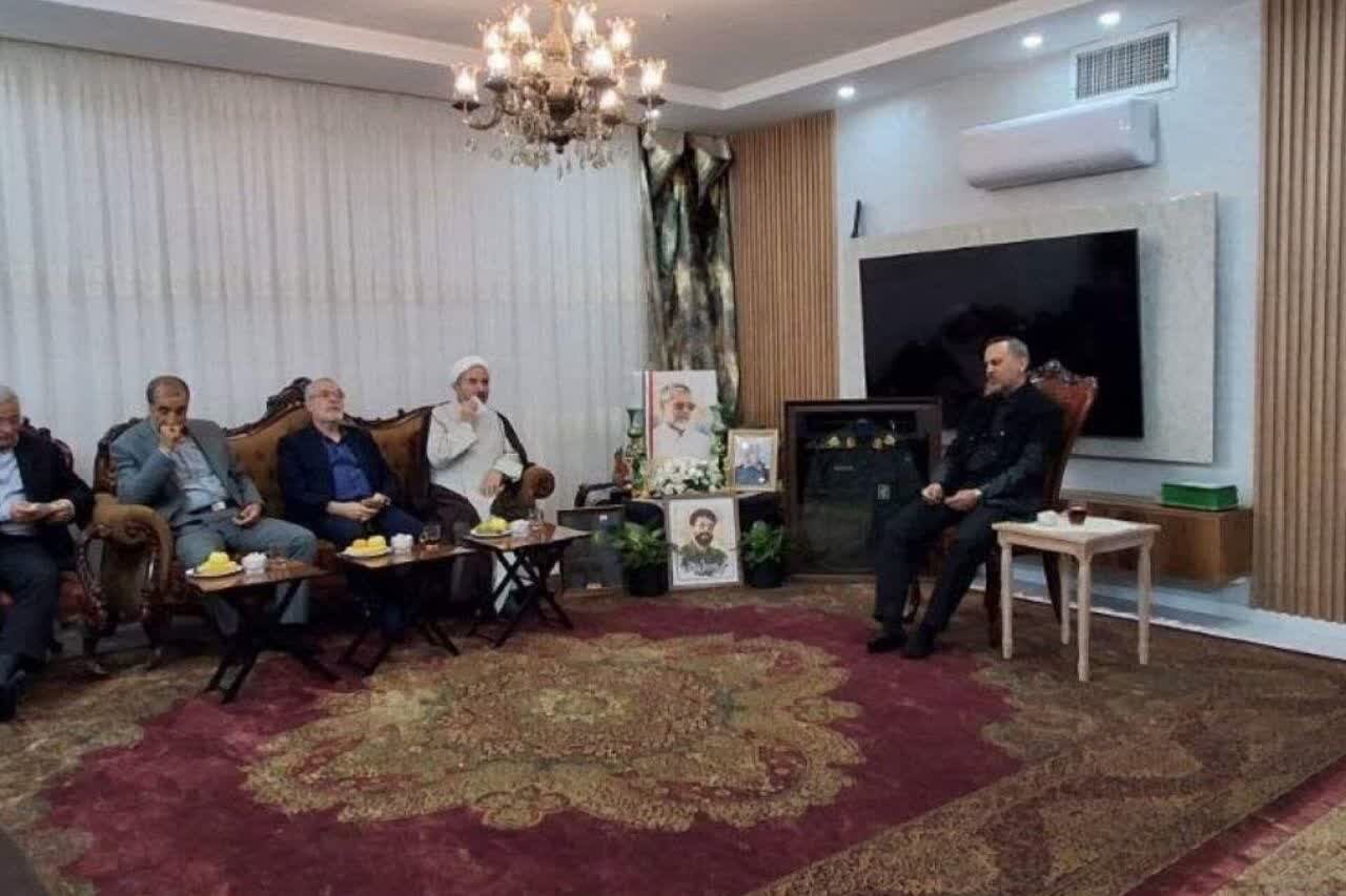 قائم‌مقام وزیر کشور با خانواده شهید ظریفی در مشهد دیدار کرد