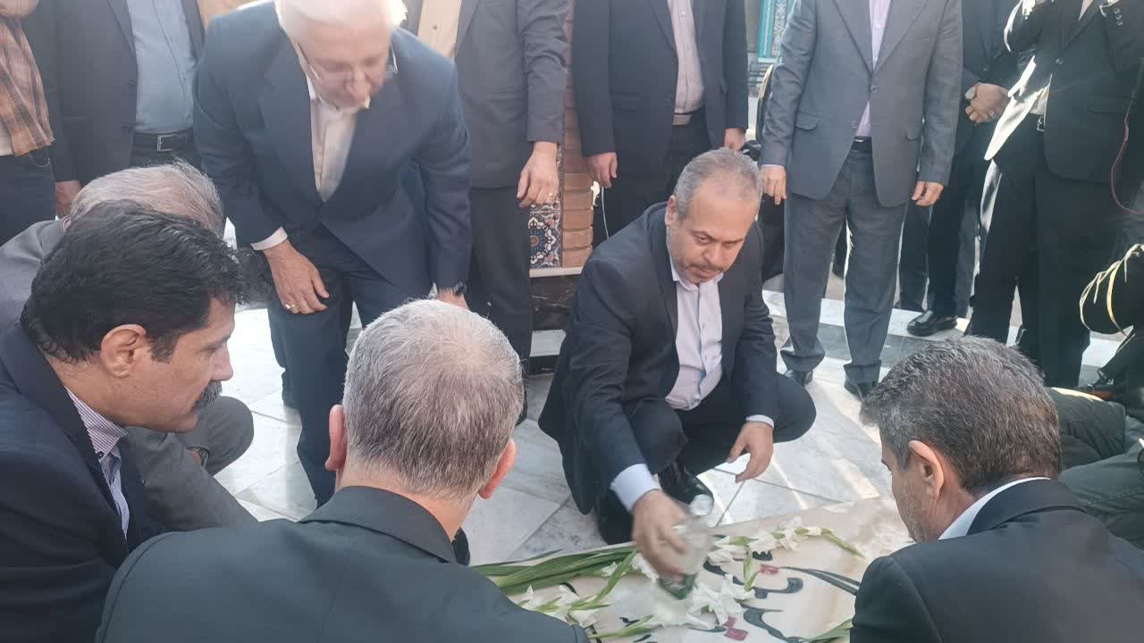 ادای احترام وزیر فرهنگ و ارشاد اسلامی به شهید گمنام در مصلی امام خمینی ره بجنورد