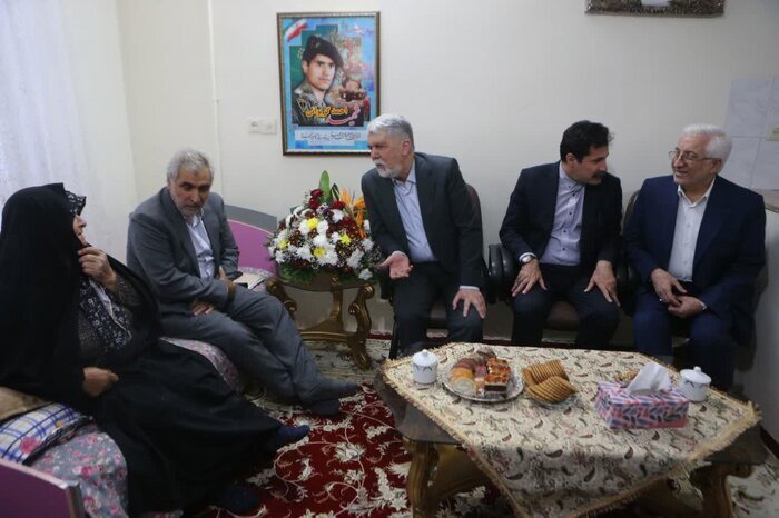 وزیر فرهنگ و ارشاد اسلامی با خانواده شهید احمد گریوانی دیدار کرد