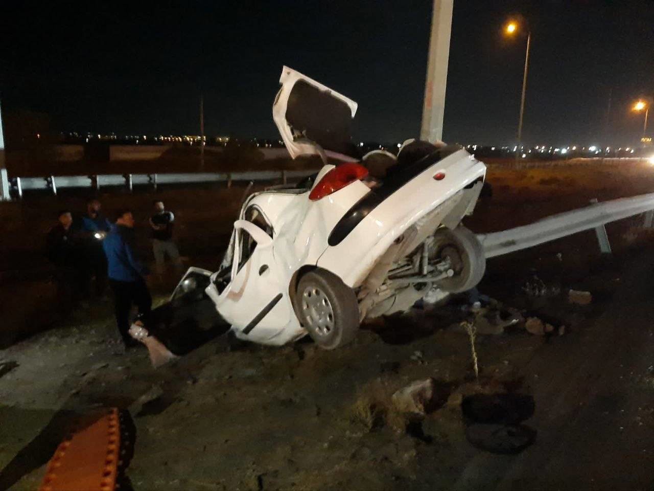برخورد شدید خودرو پژو ۲۰۶ با تیر چراغ برق در محور نیشابور ـ مشهد دو کشته برجای گذاشت