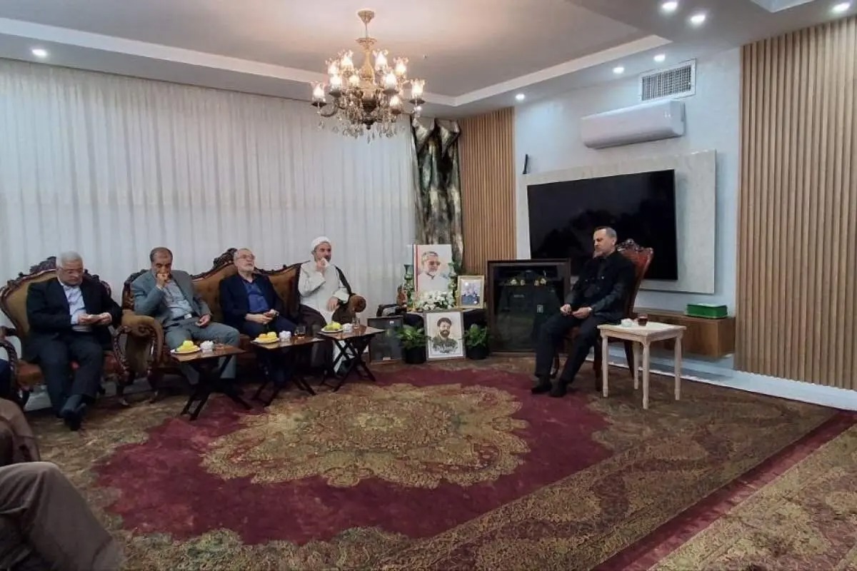 قائم‌مقام وزیر کشور با خانواده شهید ظریفی در مشهد دیدار کرد