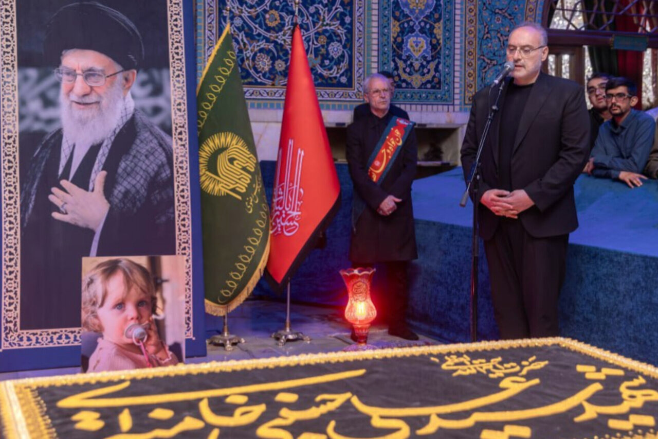 شعرخوانی افشین علا بر مزار رهبر شهید