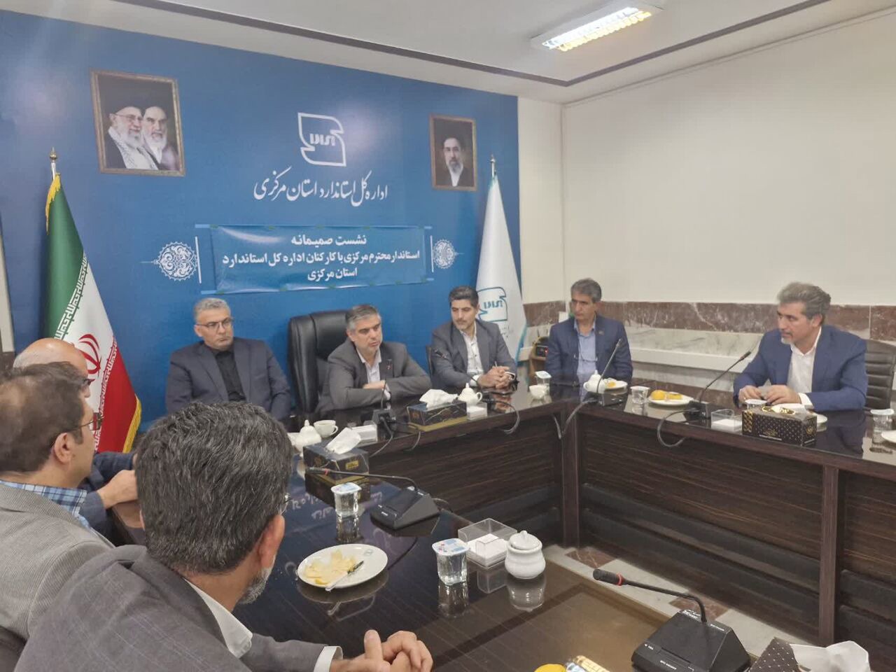 استاندار مرکزی بر ضرورت تکریم مردم و حفظ تولید در شرایط جنگ اقتصادی تاکید کرد