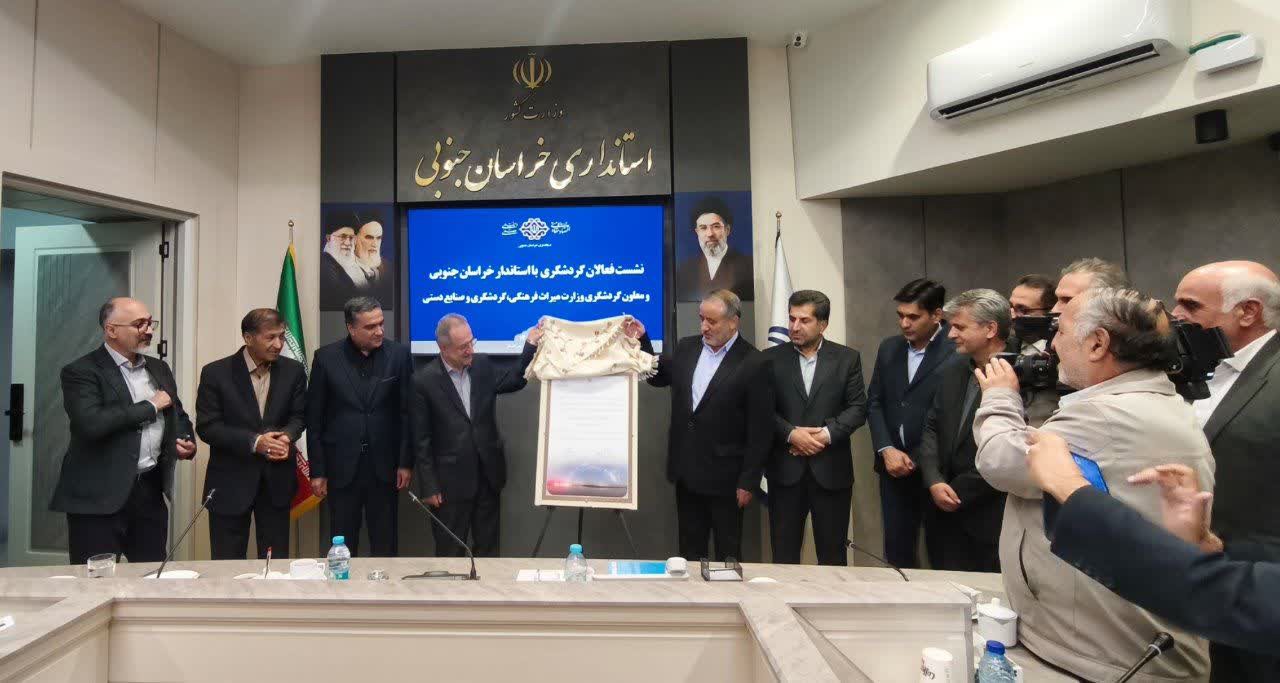 رونمایی از پوستر ثبت آسمان تاریک بیابان سه قلعه خراسان جنوبی در فهرست ملی میراث فرهنگی
