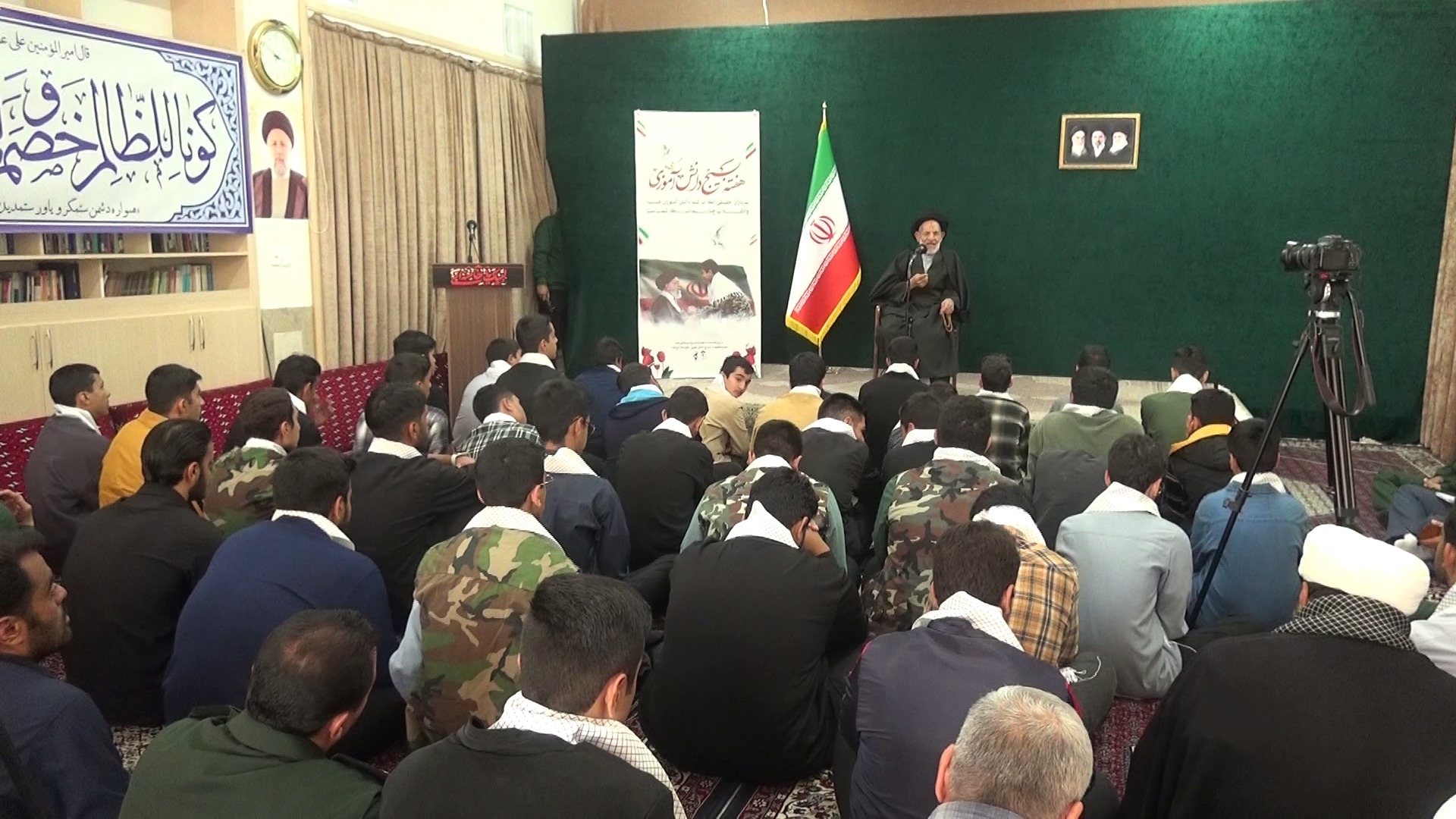 دیدار جمعی از دانش‌آموزان با نماینده ولی فقیه در خراسان جنوبی به مناسبت هفته بسیج دانش‌آموزی