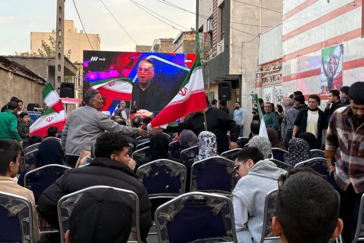 تجمع پرشور مشهدی‌ها مقابل منزل احمد محمدنژاد جوان همزمان با فینال کشتی